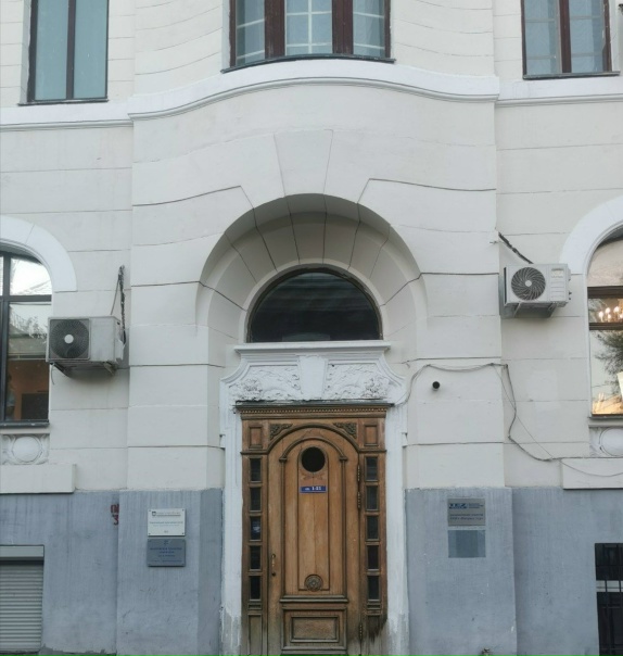 http://www.kabinet-auktion.com/files/images/gallery/123841_1_CompressedImage.jpeg